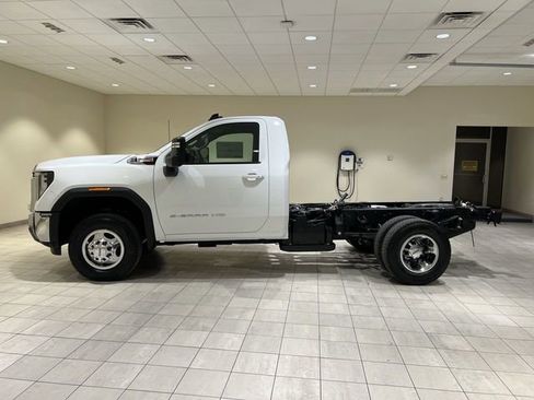 New 2026 GMC Sierra 3500 SLE w/ SLE Convenience Package AWD/4WD image 2