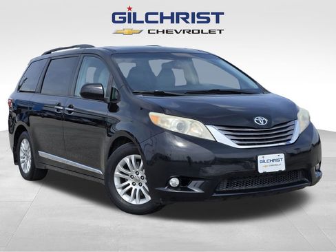Used 2015 Toyota Sienna XLE w/ XLE Navigation Package image 1