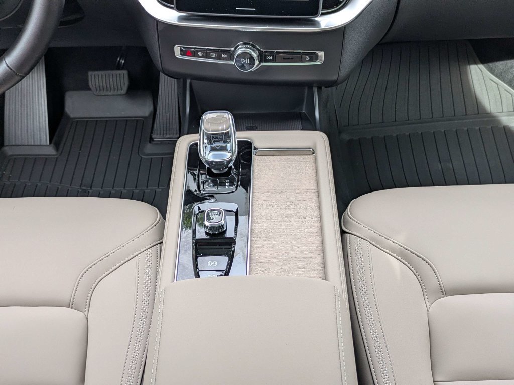 New 2026 Volvo XC90 T8 Plus w/ Protection Package Premier AWD/4WD image 19