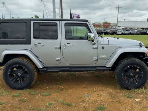 Used 2014 Jeep Wrangler Unlimited Sahara w/ Connectivity Group AWD/4WD image 8
