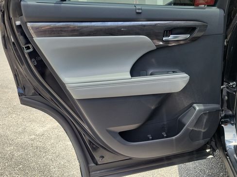 Certified 2024 Toyota Highlander Platinum FWD image 15