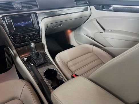 Used 2017 Volkswagen Passat 1.8T SEL Premium image 25