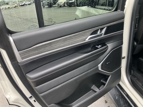 Used 2022 Jeep Wagoneer Series III w/ Flexible Seating Group AWD/4WD image 15