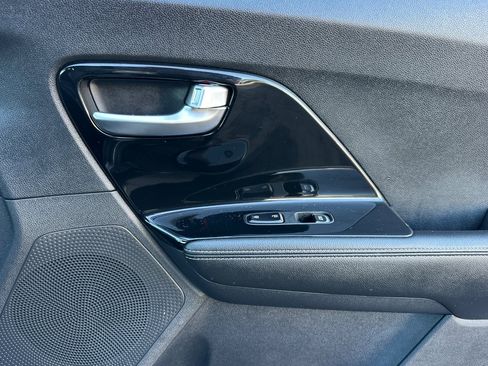Used 2022 Kia Niro EX image 19