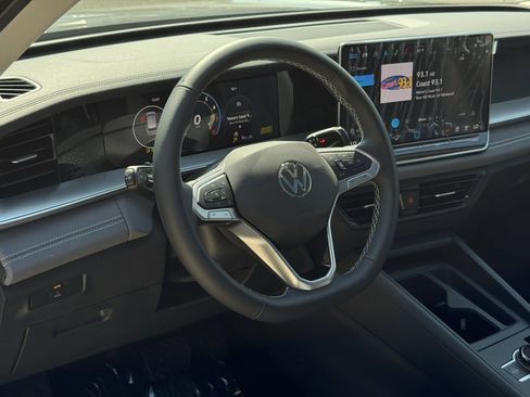 New 2025 Volkswagen Tiguan SE image 18