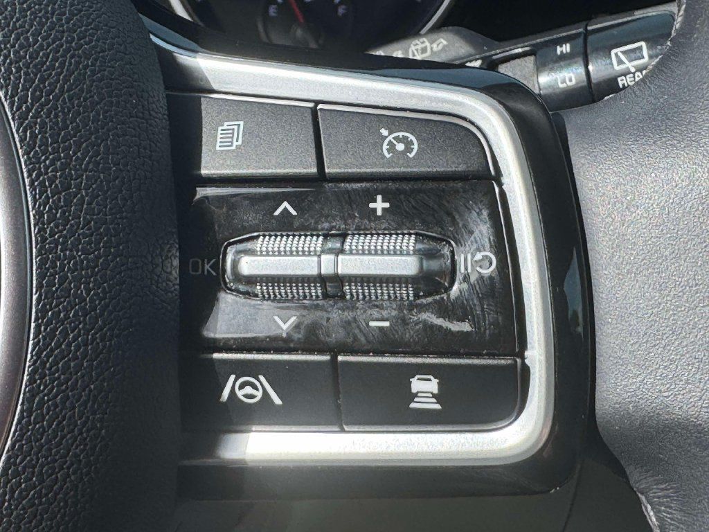 Used 2024 Kia Carnival EX FWD image 20