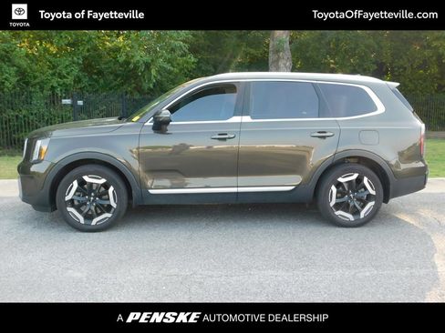 Used 2023 Kia Telluride EX w/ EX Captain's Chair Package FWD image 9