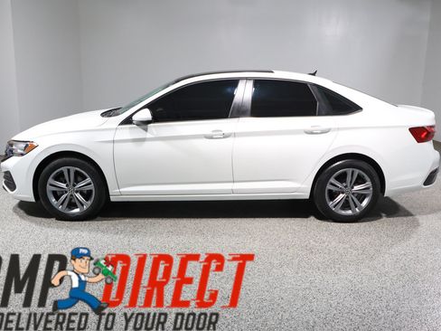 Used 2023 Volkswagen Jetta SE w/ Panoramic Sunroof Package FWD image 10