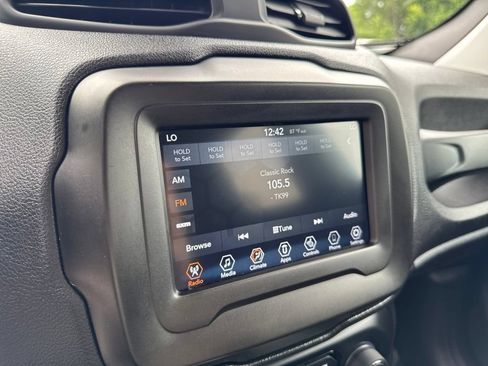 Used 2020 Jeep Renegade Latitude AWD/4WD image 19