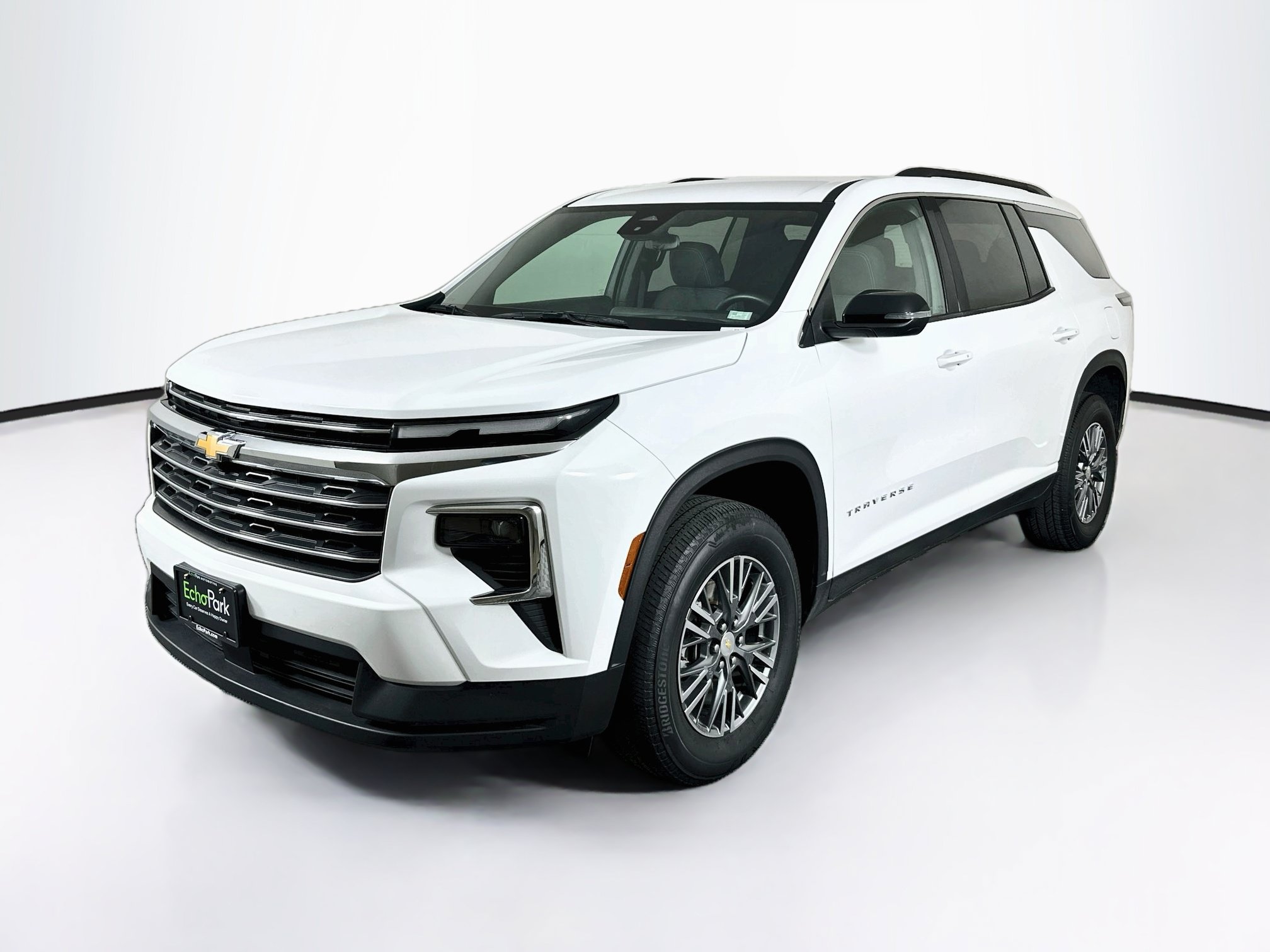 Used 2025 Chevrolet Traverse LT FWD image 3