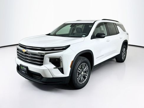 Used 2025 Chevrolet Traverse LT FWD image 3