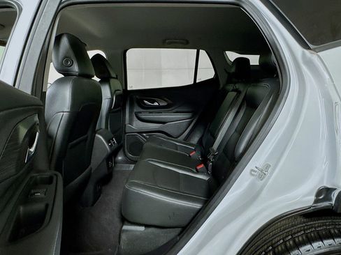 Used 2024 GMC Terrain SLT image 21