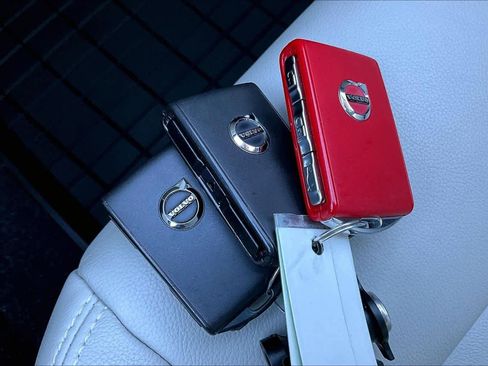 Used 2019 Volvo XC40 T4 Momentum image 12