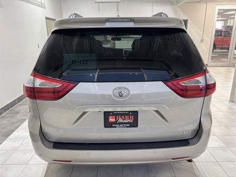 Used 2017 Toyota Sienna XLE w/ XLE Navigation Package image 3