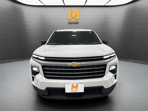 Used 2025 Chevrolet Traverse LT image 3