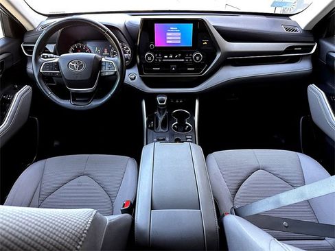 Used 2023 Toyota Highlander LE image 27