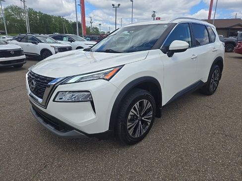 Used 2023 Nissan Rogue SV w/ SV Premium B Package AWD/4WD image 3
