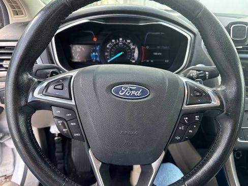 Used 2018 Ford Fusion SE w/ Fusion SE Technology Package FWD image 2