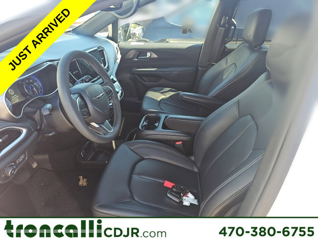Used 2026 Chrysler Pacifica Select FWD image 1