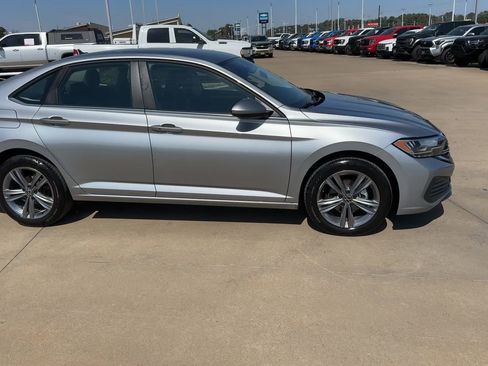 Used 2024 Volkswagen Jetta SE image 9