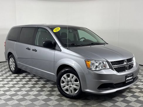 Used 2020 Dodge Grand Caravan SE w/ UConnect Hands-Free Group image 2