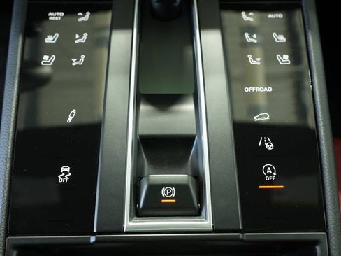 Certified 2025 Porsche Macan AWD/4WD image 22