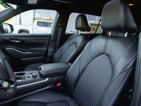 Certified 2025 Toyota Highlander XSE image 11