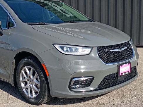 Used 2023 Chrysler Pacifica Touring-L FWD image 3