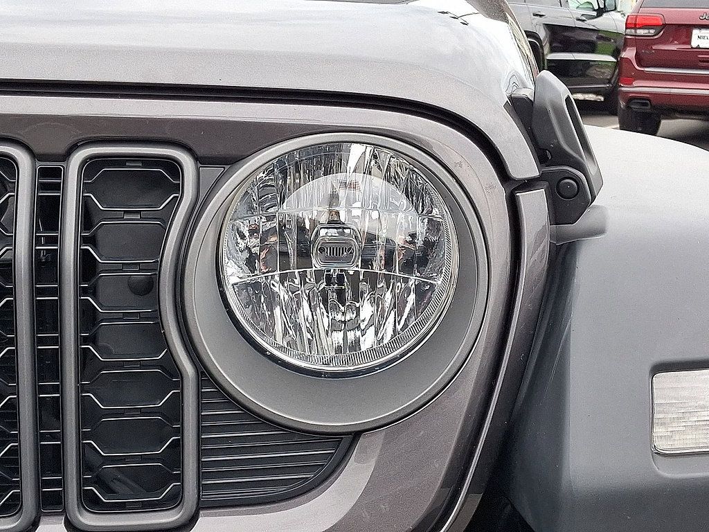 Used 2025 Jeep Gladiator Sport AWD/4WD image 34