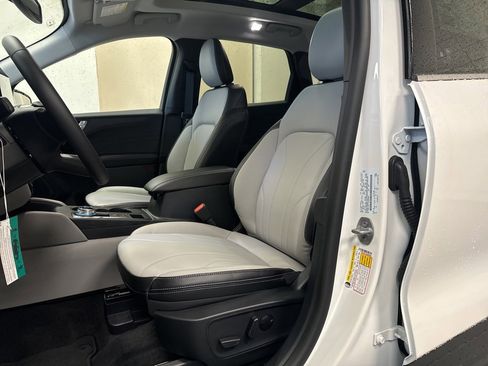New 2025 Ford Escape SE w/ PHEV Premium Package image 3
