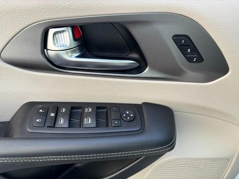 Used 2023 Chrysler Pacifica Touring-L FWD image 20