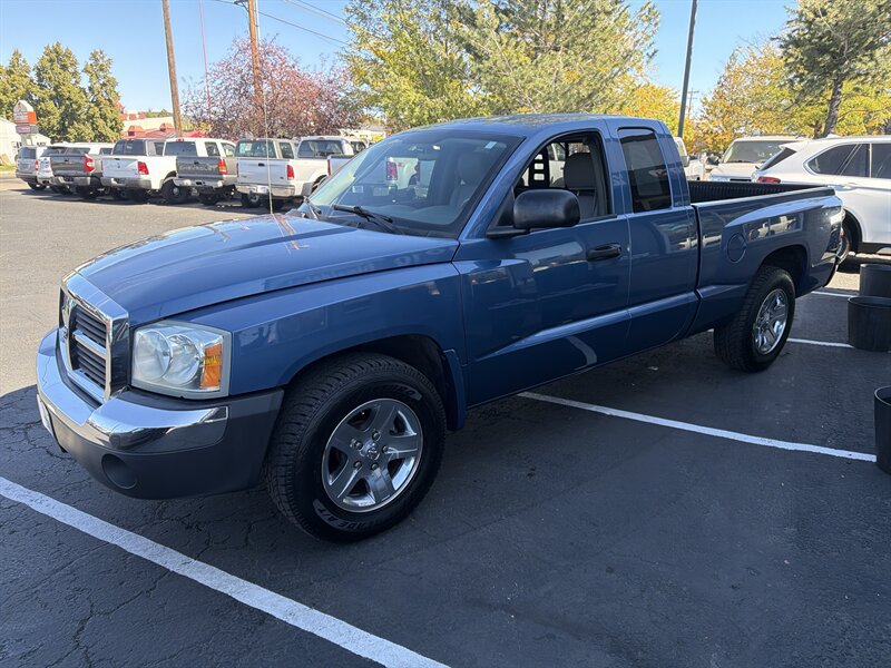 Used 2005 Dodge Dakota SLT RWD image 2