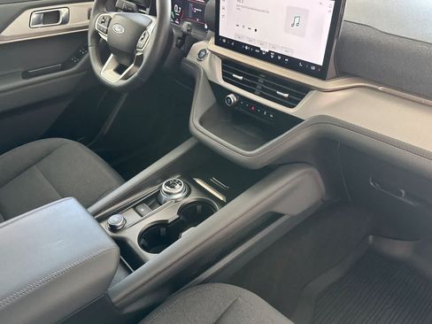 Used 2025 Ford Explorer Active AWD/4WD image 18