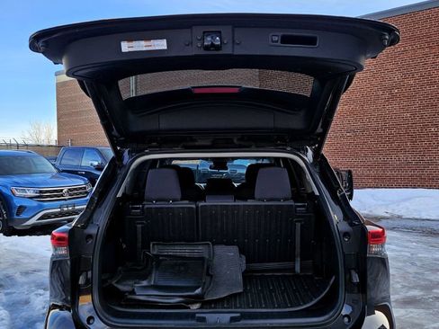 Used 2020 Toyota Highlander LE image 7