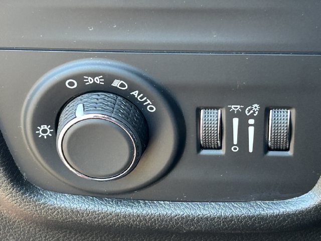 Used 2023 Jeep Grand Cherokee Laredo AWD/4WD image 23