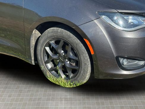 Used 2018 Chrysler Pacifica Touring-L Plus image 11