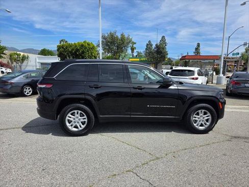 Certified 2023 Jeep Grand Cherokee Laredo image 4