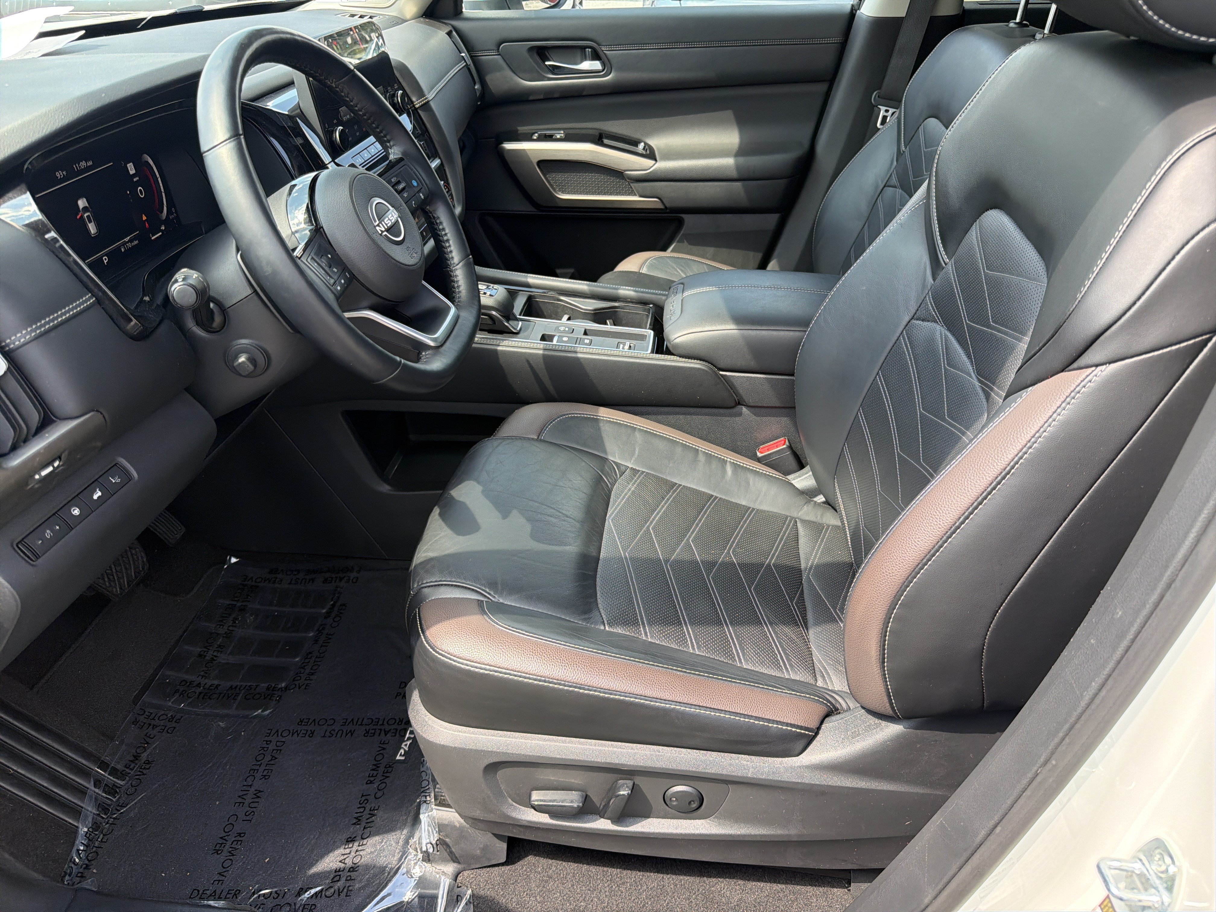 Used 2023 Nissan Pathfinder Platinum w/ Lighting Package (N93) FWD image 10