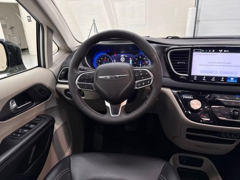 Used 2024 Chrysler Pacifica Touring-L image 14