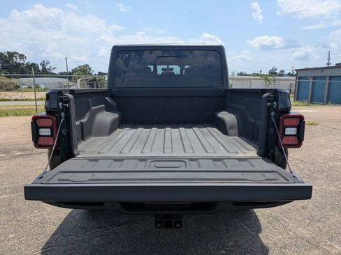 Used 2020 Jeep Gladiator Overland AWD/4WD image 13