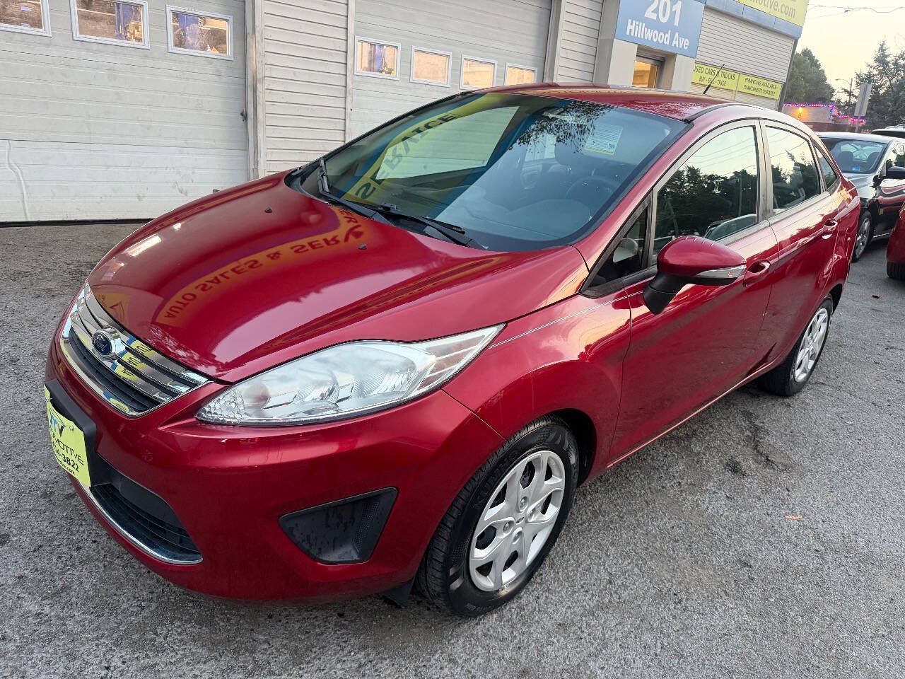 Used 2013 Ford Fiesta SE w/ Super Fuel Economy Pkg FWD image 2