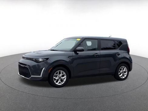 Used 2025 Kia Soul LX w/ LX Technology Package FWD image 8