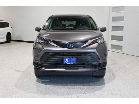 Used 2023 Toyota Sienna LE FWD image 4