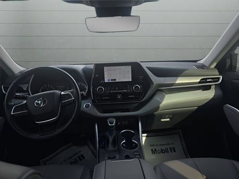 Used 2023 Toyota Highlander XLE FWD image 10