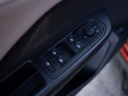 Used 2024 Volkswagen Taos SE image 16