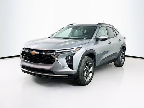 Used 2025 Chevrolet Trax LT w/ LT Convenience Package FWD image 3