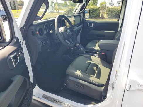 Used 2025 Jeep Gladiator Mojave AWD/4WD image 13