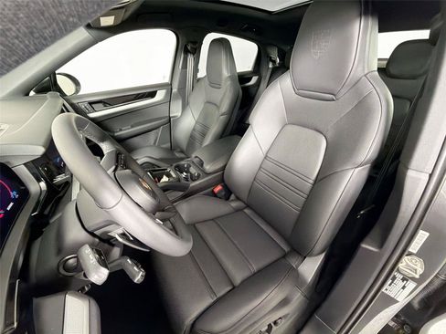 Used 2025 Porsche Cayenne Coupe AWD/4WD image 5