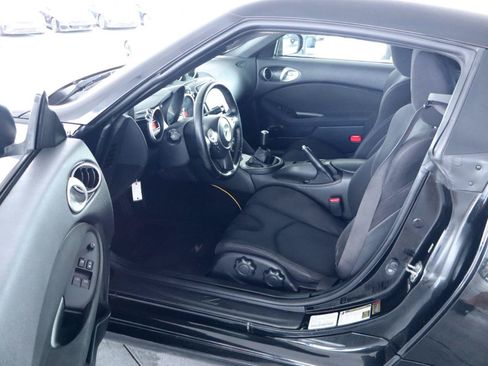 Used 2017 Nissan 370Z Coupe RWD image 14