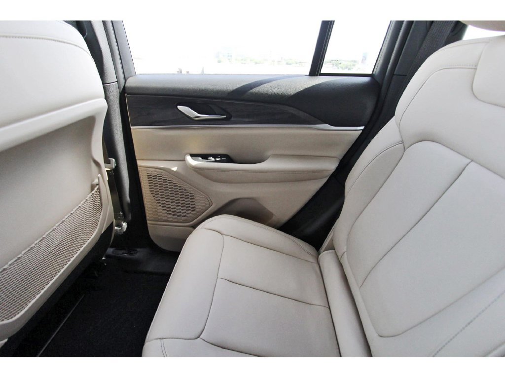 Used 2024 Jeep Grand Cherokee Limited AWD/4WD image 12